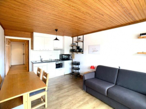 Studio Cabine Rénové avec Balcon - Face Pistes, Commerces & Écoles de Ski - FR-1-502-384